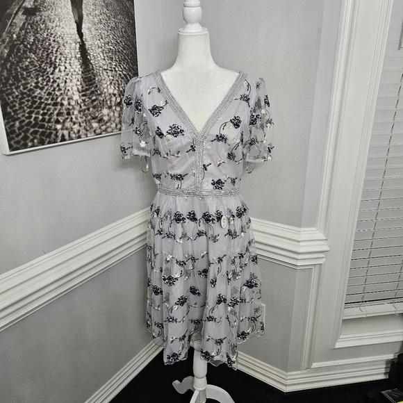 NWT Chi Chi London vneck floral embroidered lace midi dress uk 12 us 8 - Picture 4 of 12